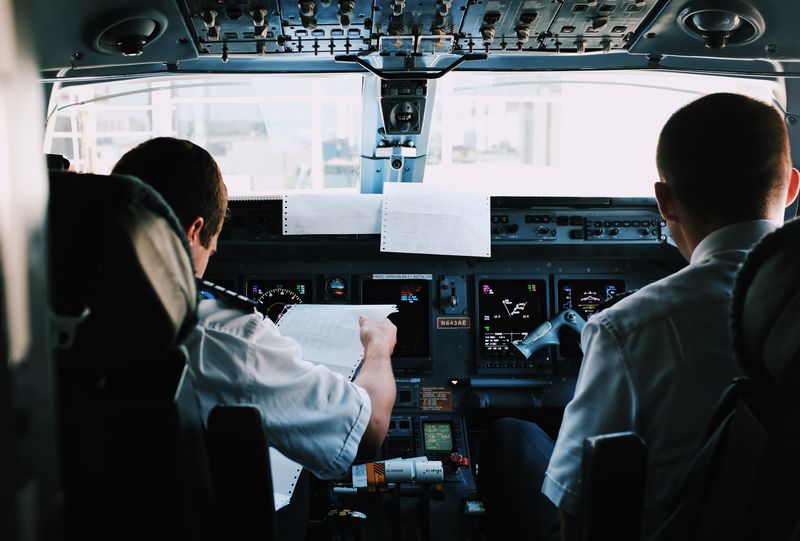 Datei:Flugzeug-Cockpit.jpg